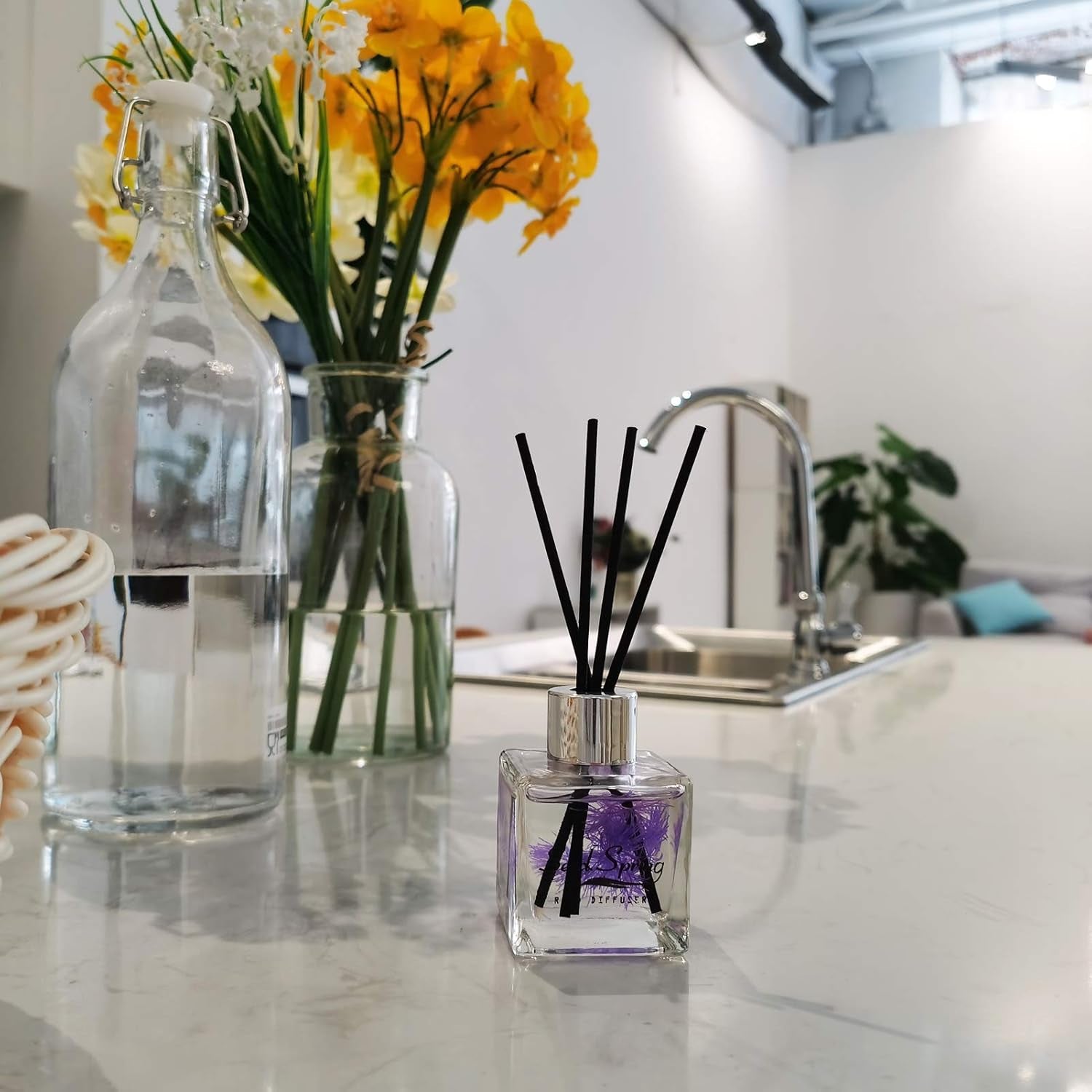 Reed Diffuser Set with Sticks Lavender Aromatherapy Oil Scent Diffuser for Home Office Bathroom Decoration Perfume and Gifts 50Ml/1.7 Oz